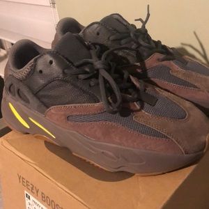 Yeezy boost 700 size 9 1/2